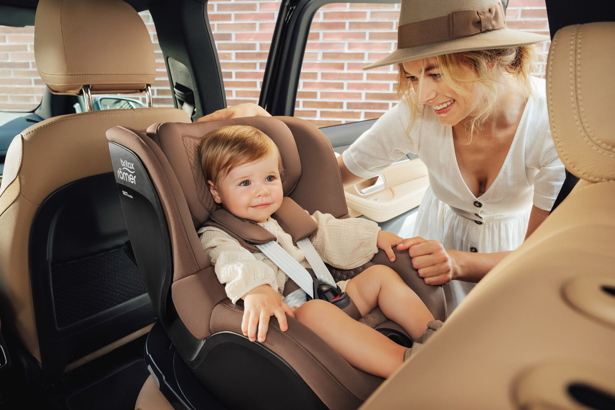 Kleinkind in einem DUALFIX 5Z Toddler Car Seat gesichert, mit seiner Mutter an seiner Seite.