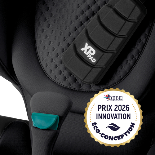 Nahaufnahme des Britax R&ouml;mer KIDFIX PRO Kindersitzes mit hoher R&uuml;ckenlehne, Eco-Design Innovation 2026 Logo und 3D-Sternpr&auml;gung der LUX-Kollektion.